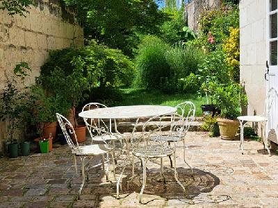 CHARMANTE MAISON DE VILLE AVEC JARDIN