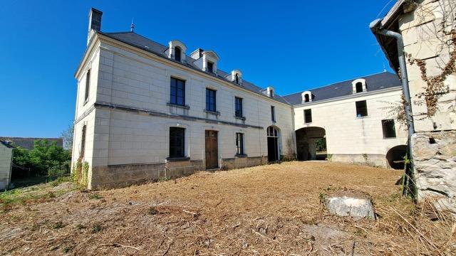 MAISON BOURGEOISE A FINIR DE RENOVEE PROCHE CHINON